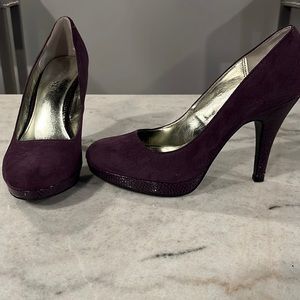 Purple suede heel with platform